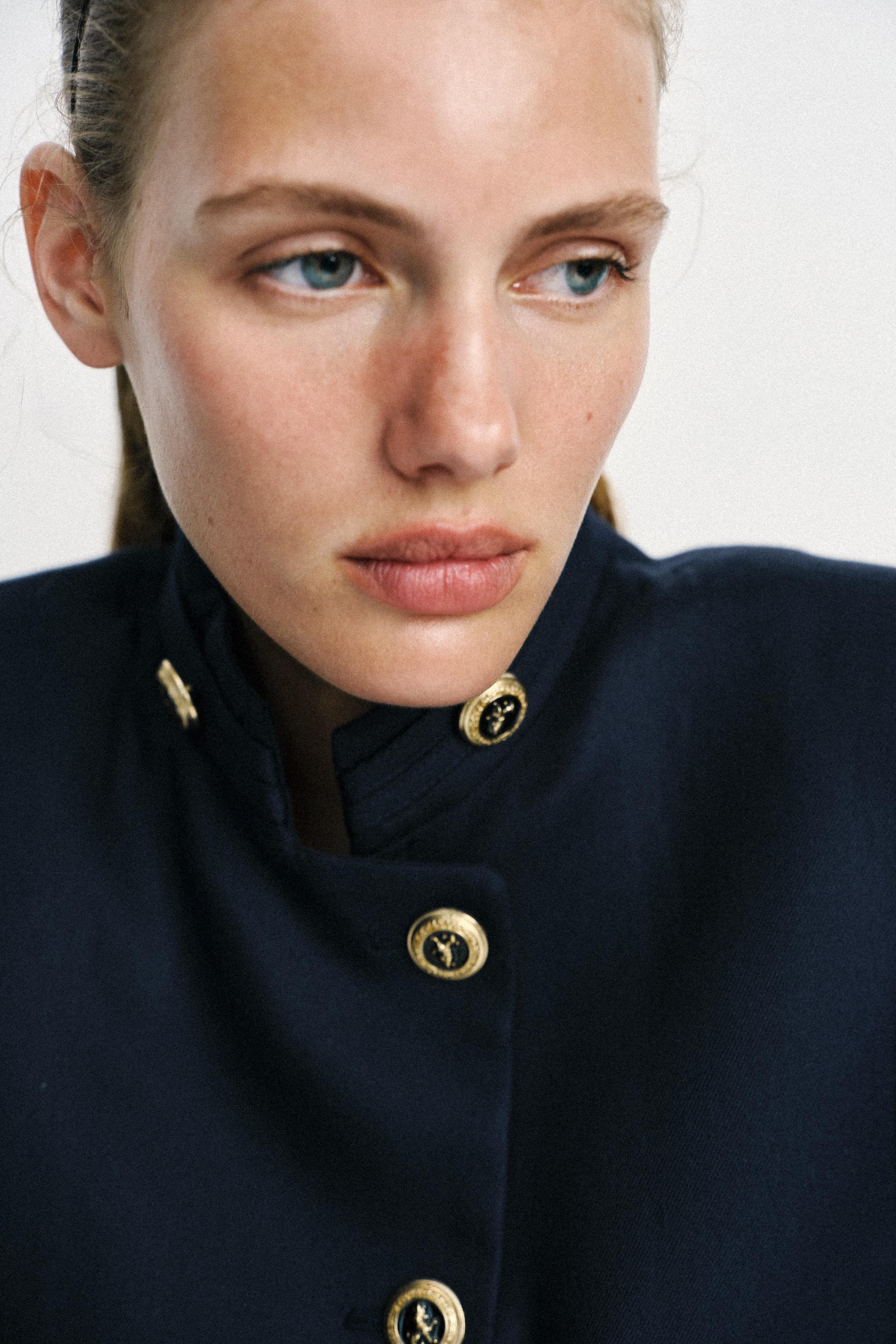 GOLD BUTTON FITTED BLAZER